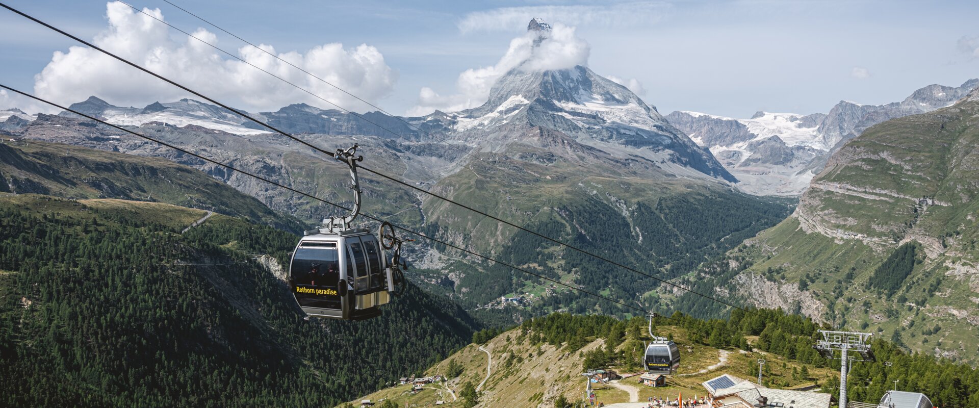 Gondolas in the hiking region of Zermatt in summer | © Christian Pfammatter