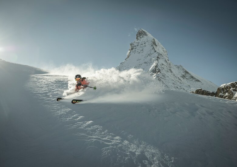 Perfekter Tiefschnee am Fusse des Matterhorn | © Michael Portmann Freerider mit Matterhorn im Hintergrund | © Michael Portmann