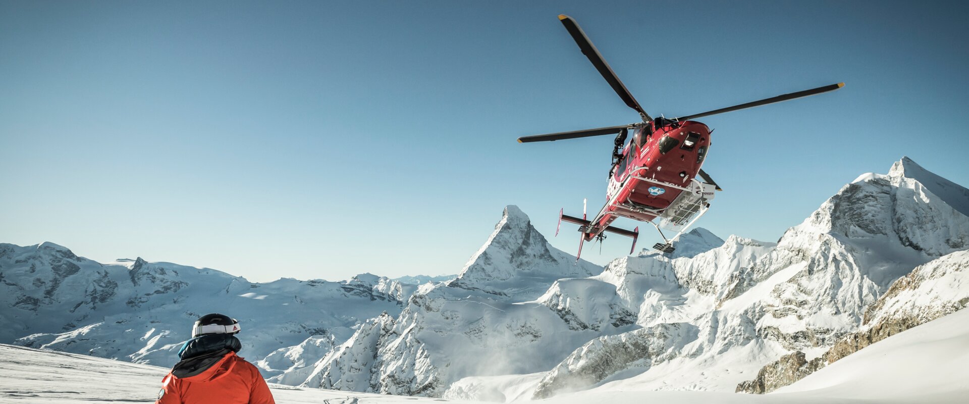 Helikopter fliegt Plateau im Gebirge an | © Michael Portmann