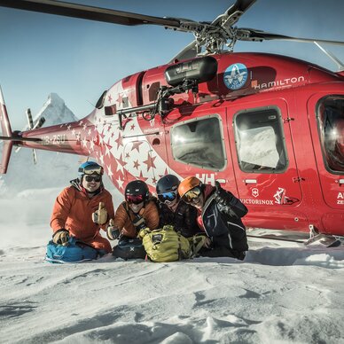 Skifahrer vor dem Helikopter  | © Michael Portmann