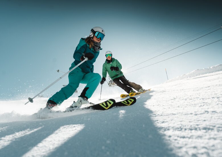 Skifahrer bei Sonnenschein im Matterhorn Glacier Paradise | © Marco Schnyder