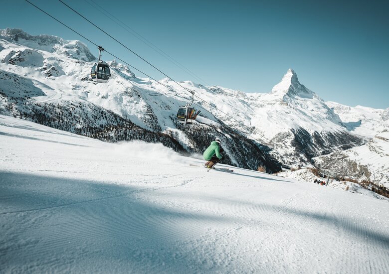 Skifahren auf den frischen Pisten im Skigebiet Zermatt