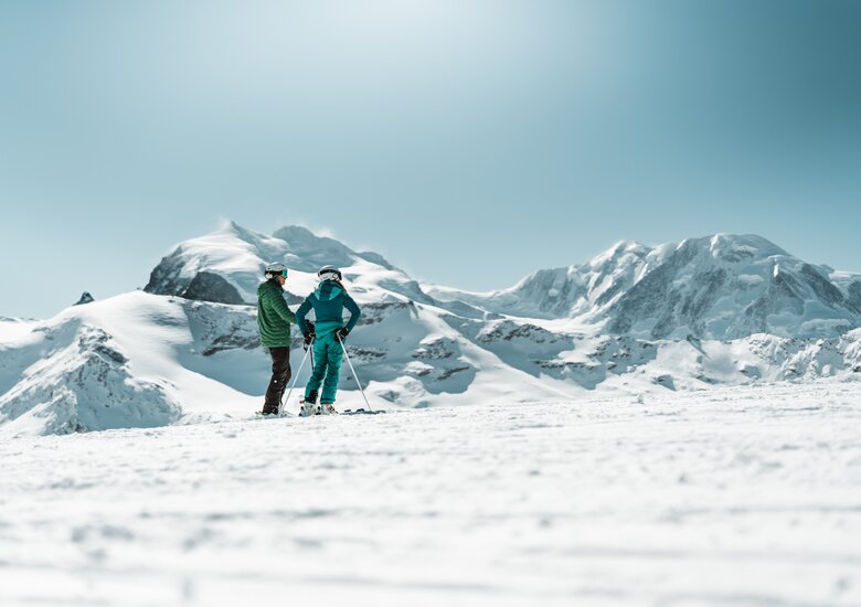 Skifahrer auf den Pisten im Matterhorn Glacier Paradise
