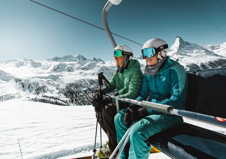 zwei Skifahrer im Sessellift im Skigebiet Zermatt | © Marco Schnyder