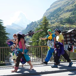Sommerski | © Zermatt Bergbahnen AG Vier Freunde auf dem Weg zum Gletscher-skifahren | © Zermatt Bergbahnen AG