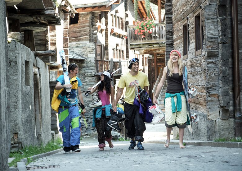 Sommerskifahren im Matterhorn Glacier Paradise Sommerskifahren im Matterhorn Glacier Paradise