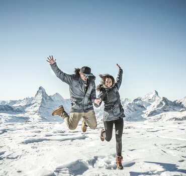Pärchen geniesst einen sonnigen Tag im Skigebiet Zermatt