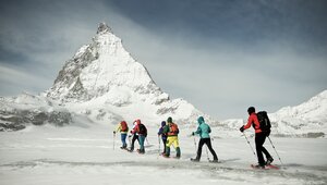 Gruppe beim Schneeschuhwandern in Zermatt