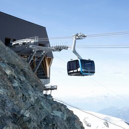 Matterhorn Glacier Ride | © Zermatt Bergbahnen AG Gondelbahn mit Schnee am Berg | © Zermatt Bergbahnen AG