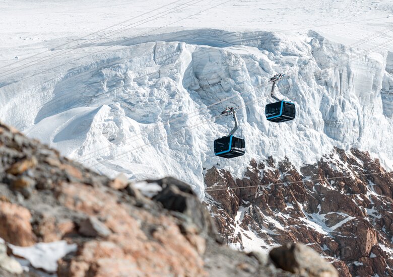 Gondeln inmitten der Berge im Matterhorn Glacier Paradise