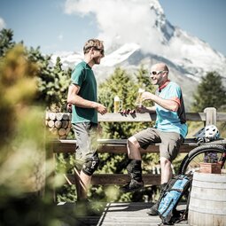 Mountainbiken in Zermatt | © Pascal Gertschen Biker trinken Bier bei einer Pause  | © Pascal Gertschen