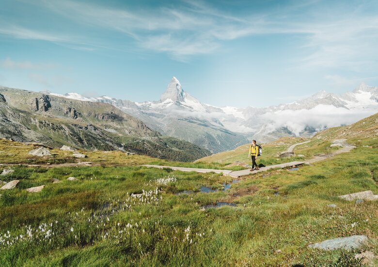 Stellisee Mann beim Wandern am Stellisee