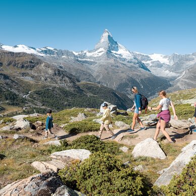 Marmot hiking trail | © Zermatt Bergbahnen AG Family in the mountains of Zermatt | © Zermatt Bergbahnen AG