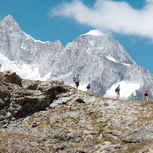 Wandern in Zermatt Familie beim Wandern in Zermatt