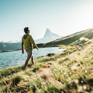 A hike under the bright summer sun along the Stellisee | © Marco Schnyder