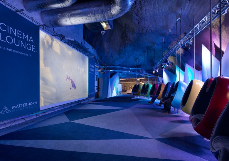 Cinema Lounge | © Zermatt Bergbahnen AG Fauteuil avec écran de cinéma | © Zermatt Bergbahnen AG