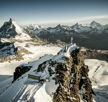Luftaufnahme mit Blick auf die Berggipfel im Winter