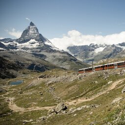 Gornergrat Bahn | © Zermatt Bergbahnen AG Zug vor dem Matterhorn | © Zermatt Bergbahnen AG