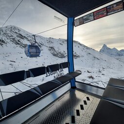 Innenraum einer Gondel im Skigebiet Zermatt