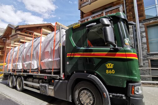 Eingepackte Omega 4 Kabinen auf Lastwagen | © Zermatt Bergbahnen AG