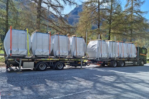 Eingepackte Omega 4 Kabinen auf Lastwagen | © Zermatt Bergbahnen AG