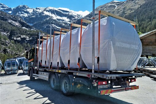 Eingepackte Omega 4 Kabinen auf Lastwagen | © Zermatt Bergbahnen AG