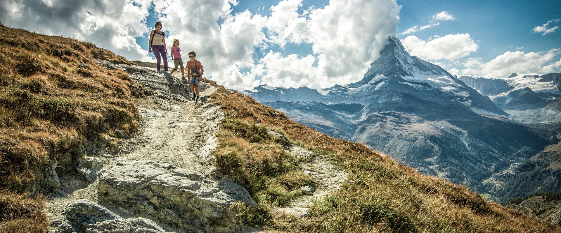 Familie wandert am Murmelweg in Zermatt