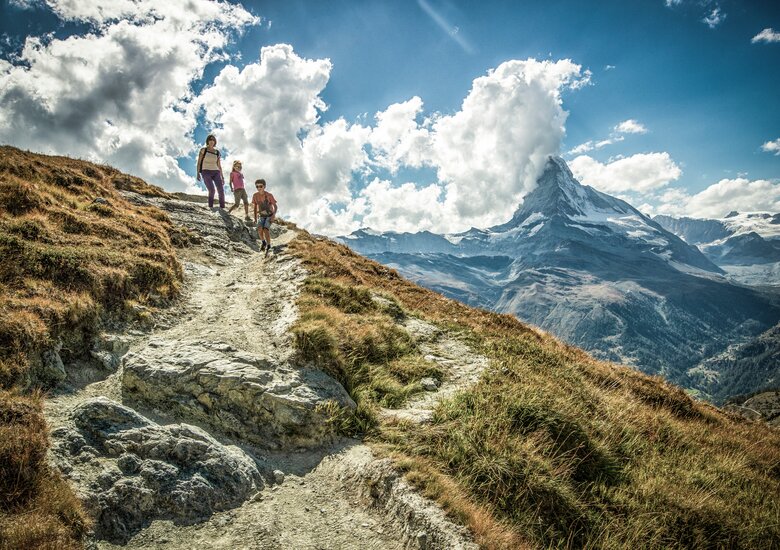 Familie wandert am Murmelweg in Zermatt