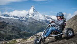 Girl riding downhill on a mountaincart | © Leander Wenger