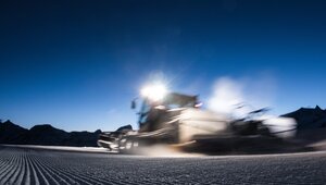Blur of a PistenBully driving by during night shift | © Mateusz Bocian