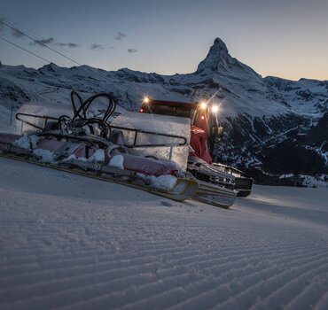 PistenBully driver at work in front of the Matterhorn | © Michael Portmann