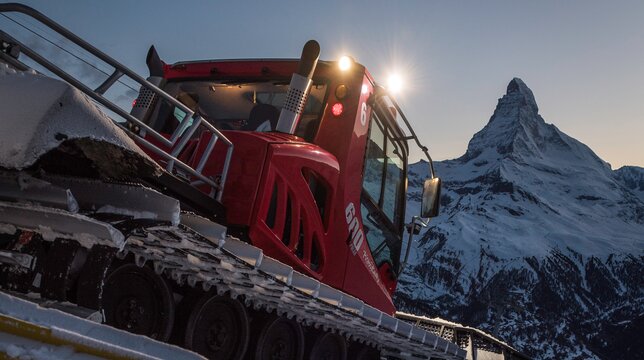 Close-up of a PistenBully with the Matterhorn as a backdrop | © Michael Portmann