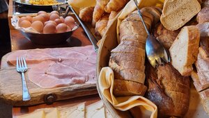 Variety of meat, cheese, eggs and bread | © Zermatt Bergbahnen AG