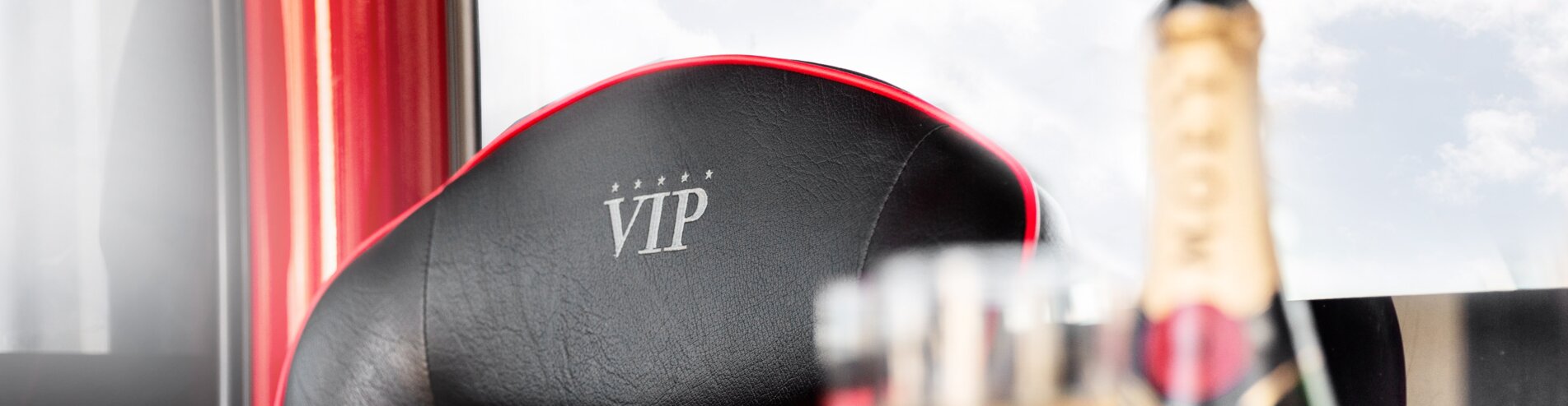 VIP Gondola | © BasicHomeProduction Gondelsitz mit Champagnerflasche | © BasicHomeProduction